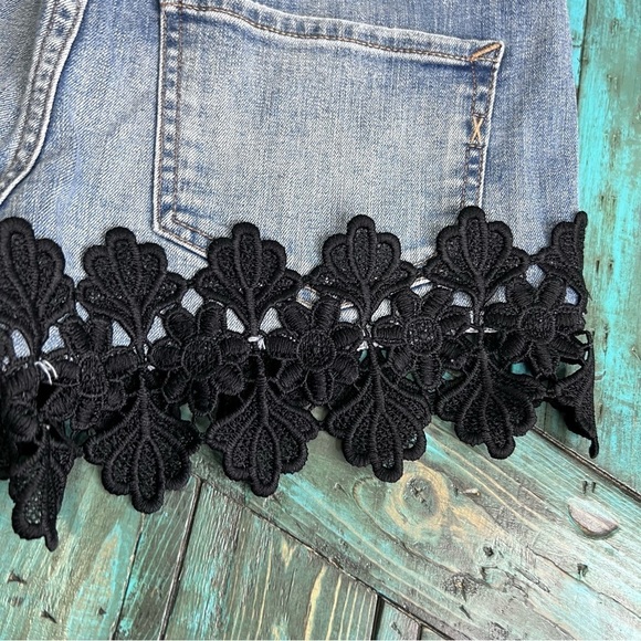 Express Low Rise Relaxed Lace Embellished Denim Shorts Size 00 - Picture 7 of 10